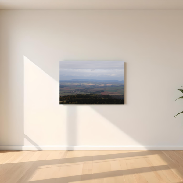 Obraz na płótnie z górską panoramą wiszący w nowoczesnym, jasnym wnętrzu