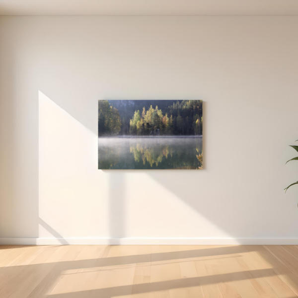 „Obraz na płótnie przedstawiający jesienny las nad jeziorem zawieszony w jasnym, minimalistycznym wnętrzu”