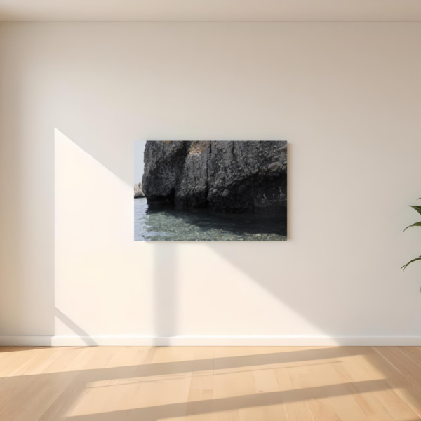 Skaliste wybrzeże nad spokojną wodą we wnętrzu – obraz na płótnie CAVO.