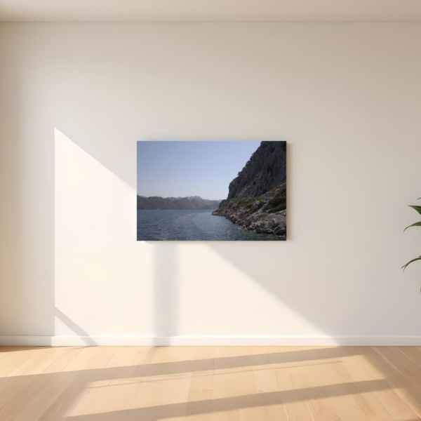 Obraz na płótnie przedstawiający skaliste wybrzeże i spokojne morze w jasnym wnętrzu